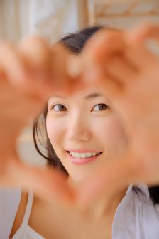 家公对儿媳妇动手脚该跟老公说吗